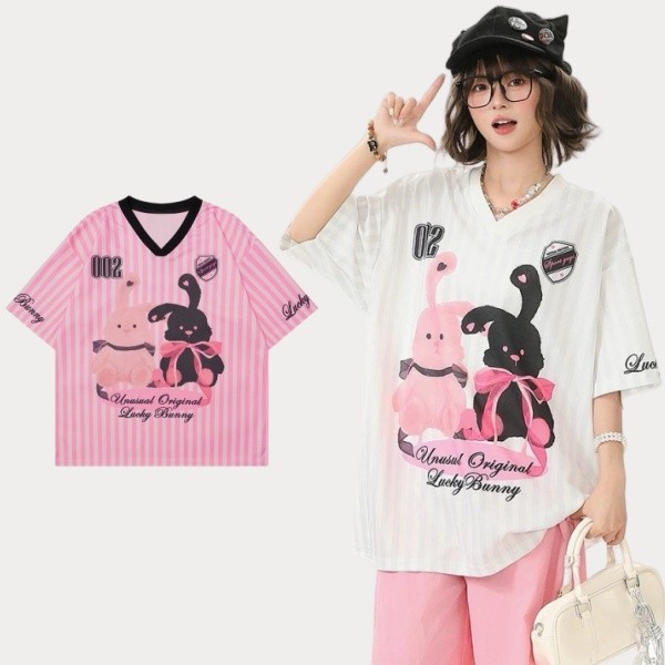 BecoolMan แขนสั้นพิมพ์ลายกระต่าย  ใส่ได้ทั้งชายและหญิง  เสื้อสีเย็บลายทาง  แฟชั่น  แบบหลวม