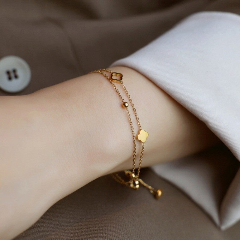 สร้อยข้อมือสองชั้นลายโคลเวอร์สี่ใบสไตล์ฝรั่งเศส จากเหล็กไทเทเนียมคุณภาพสูง แฟชั่นและปราณีตไม่มีรอยเชื่อม