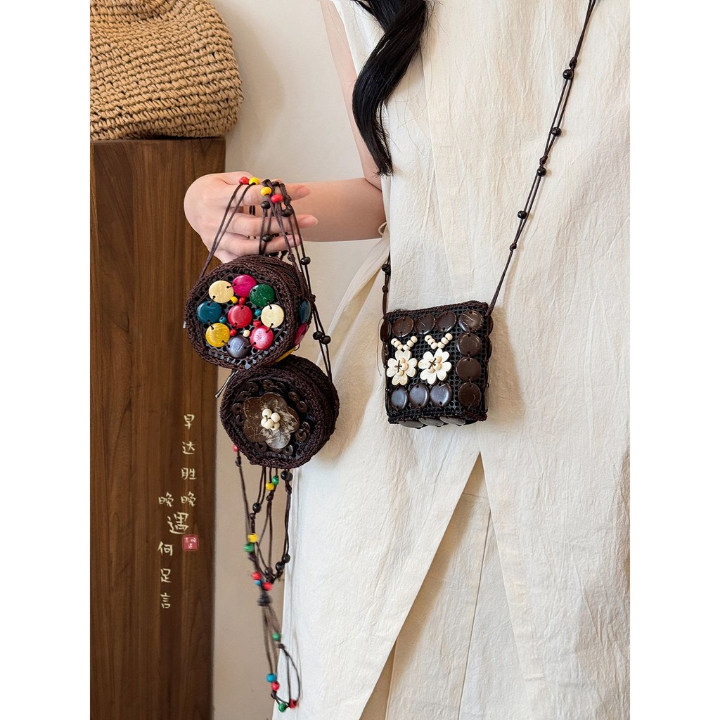 [เสี่ยวหงซู่ แนะนํา] โบฮีเมียนที่มีสีสันย้อนยุคกะลามะพร้าวแปดเหลี่ยมกระเป๋าหญิงซอกออกแบบมินิกระเป๋าเงินเหรียญสไตล์ชาติพันธุ์กระเป๋า ผู้สื่อสาร เจซีซี007ไทย20250816