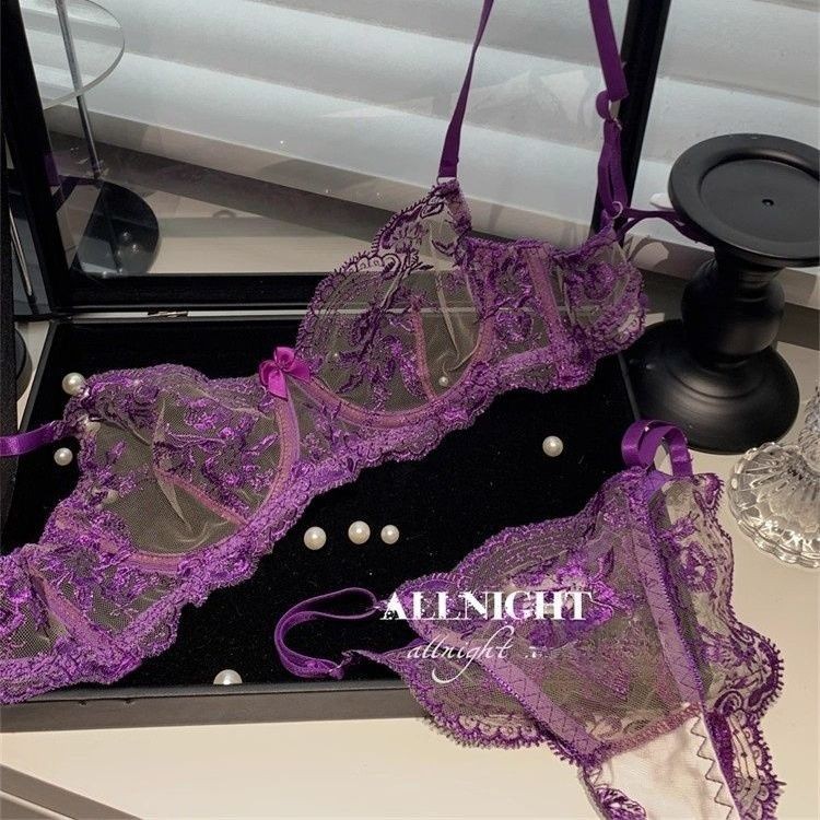 เซ็กซี่สไตล์กลวงออก Bra สีม่วง การออกแบบเย็บปักถักร้อยสไตล์หรูหรา หน้าอกรวบรวม การออกแบบขนาดใหญ่ลูกไม้ผ้าลูกไม้ ชุดชั้นในที่จำเป็นสำหรับผู้หญิง