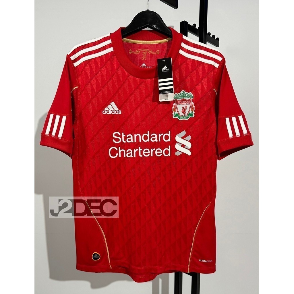เสื้อฟุตบอลย้อนยุค Retro Red Swan 2011 Home Home Standard Chartered พร้อมชื่อตัวเลข GERRARD 8, TORES 9, SUAREZ 7