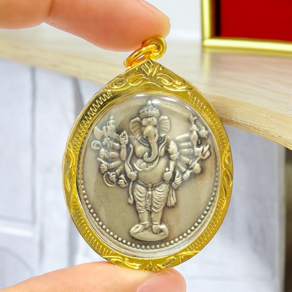 จี้ & Charm พระพิฆเนศ ปางวีระคณปติ หลังสัญลักษณ์โอม เนื้อกะไหล่เงินเก่าเลี่ยมกรอบทองไมครอน (lekshop)