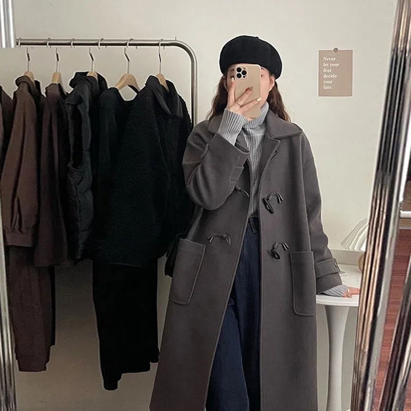 เสื้อขนสัตว์สไตล์ญี่ปุ่นสำหรับฤดูใบไม้ร่วงและหนาหฤภูษิตัวใหม่ ดีไซน์สลับปุ่ม ขนาดเล็กกระทัดรัด และไม่มีรอยบิดเบี้ยว