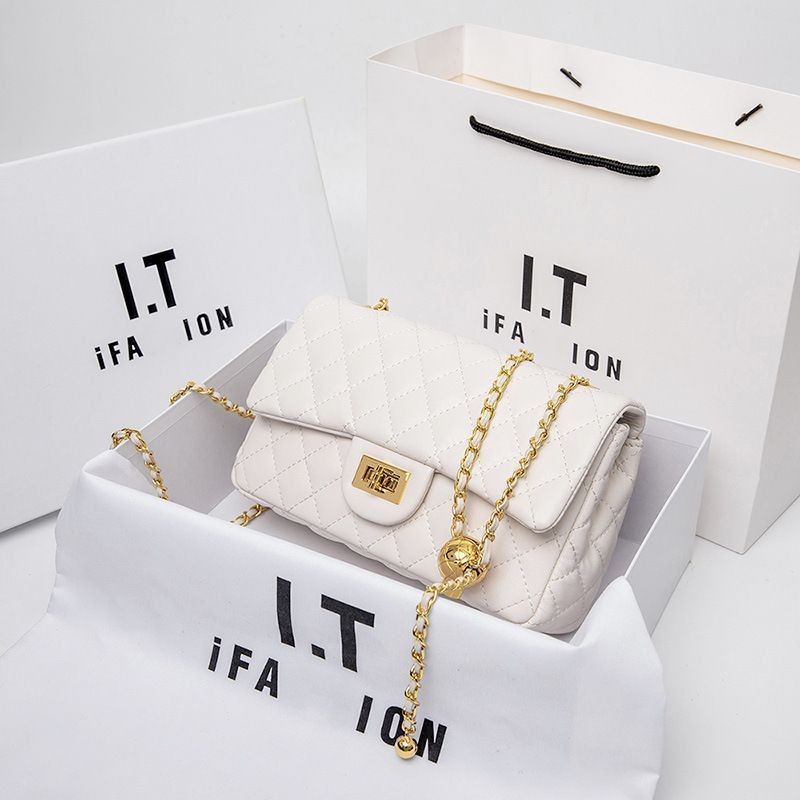 กระเป๋าหนังแท้สไตล์ชาเนล ดีไซน์คล้าย Chanel กับสายโซ่ เพชรสุดหรู