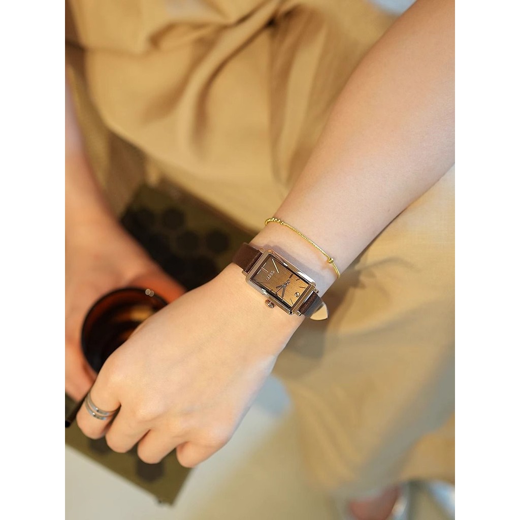 Xihuan นาฬิกาผู้หญิงรูปสี่เหลี่ยมผืนผ้า Niche Retro นาฬิกาหล่อควอตซ์กันน้ําหญิงนาฬิกา High-End อารมณ