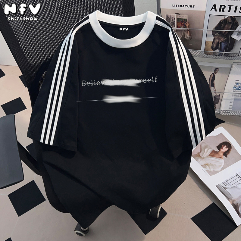 NFV เสื้อยืดคอกลมแขนสั้นลายข้าง 3 ขีด แฟชั่นเกาหลี ลายพิมพ์เส้น ใส่สบาย ผ้าฝ้าย ทรงหลวม YG225 ราคา ถูกที่สุด ดีลบีเคเค แกลเลอรีภาพที่ 2