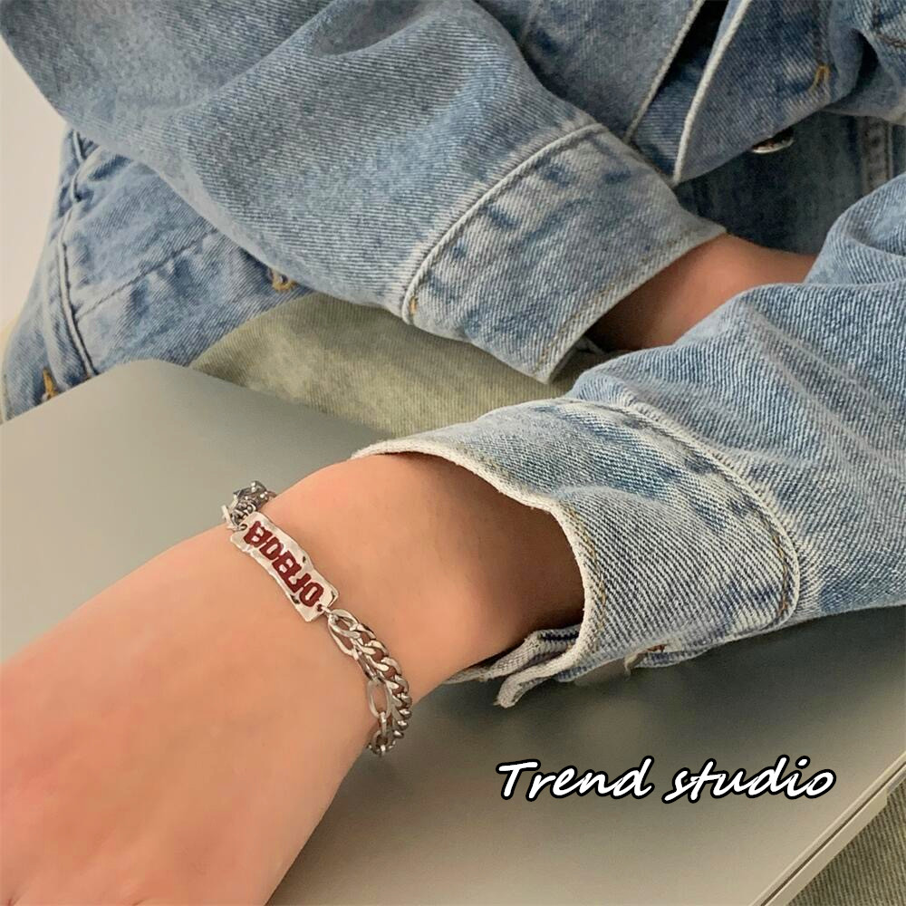สร้อยข้อมือตัวอักษรสุดเก๋สีแดงโดดเด่นมาก สร้อยข้อมือดีไซน์โซ่คู่ วัสดุสแตนเลสไม่ซีดจาง คอลเลคชั่นสร้อยข้อมือแฟชั่น