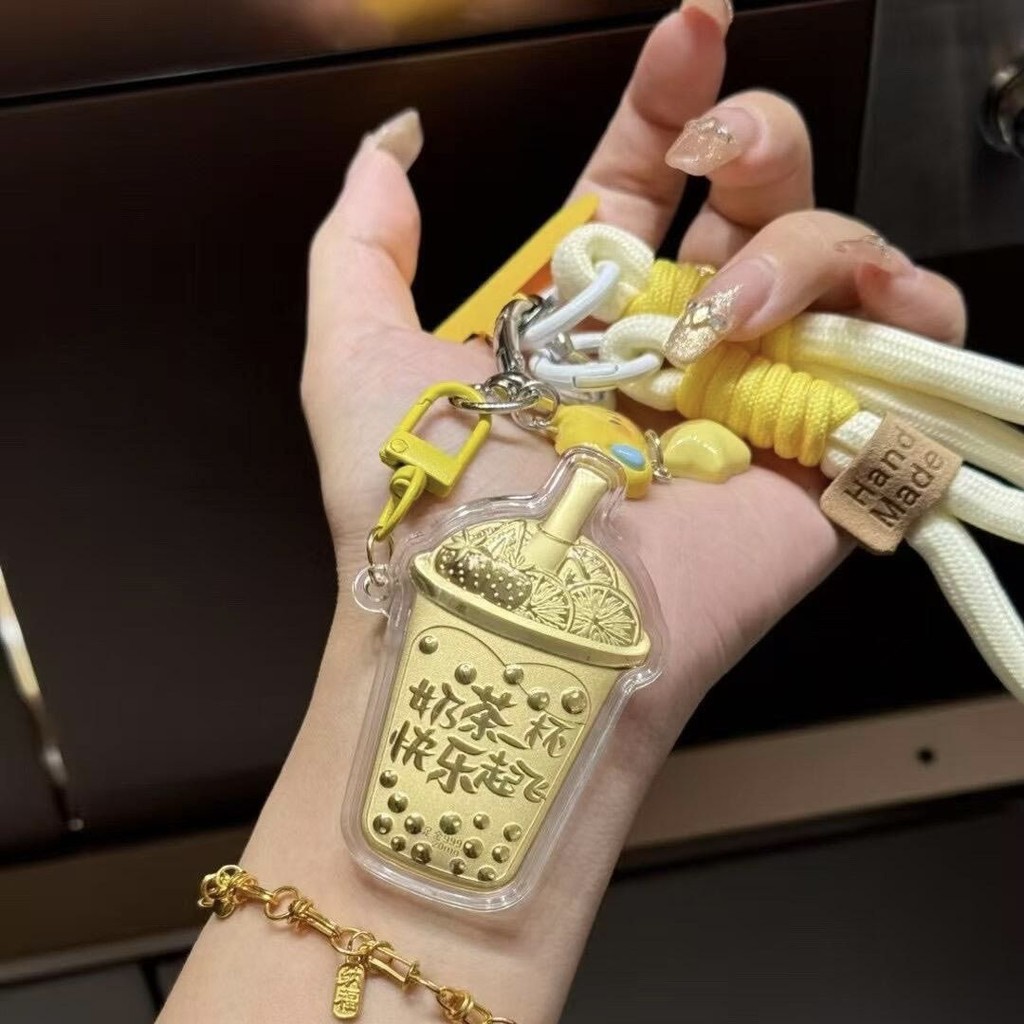 เทรนด์แฟชั่น正品999奶茶挂件夏天 ที่จําเป็น可爱ins挂件金新款奶茶一快乐起飞包ของแท้999ชานมจี้ฤดูร้อนที่สําคัญน่ารักKD