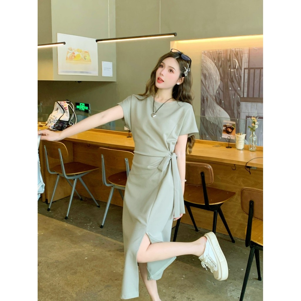 [พร้อมสต็อกจัดส่งที่รวดเร็ว] เดรสยาว ชุด2024สไตล์เฮปเบิร์นขี้เกียจแคบ-เอวเสื้อยืดกระโปรงยาวหญิงออกแบบลูกไม้ขึ้นสีทึบครอบคลุมเป้าแยก