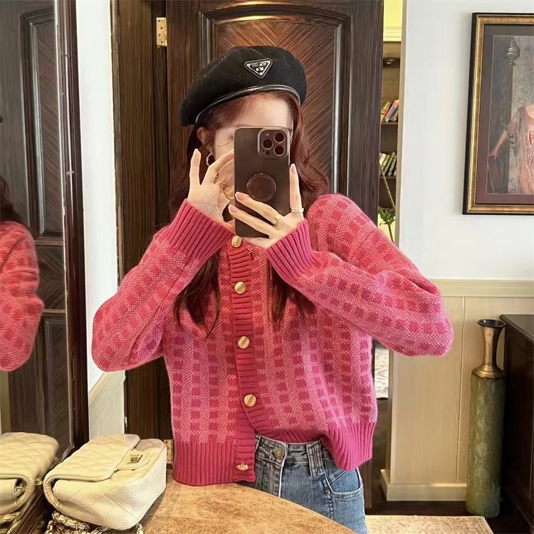 เสื้อคาร์ดิแกนถักสไตล์น้ำหอมขนาดเล็กผู้หญิงฤดูใบไม้ร่วงใหม่เสื้อสเวตเตอร์ลายสก๊อตสีชมพูสั้นคนตัวเล็กเข็มมิงค์หมายเหตุ ic27