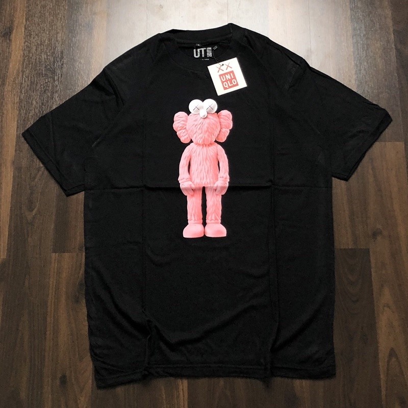 เสื้อยืดฤดูร้อน - เสื้อยืด Uniqlo X KAWS - ตุ๊กตาหมีสีชมพูล้างทั้งตัว