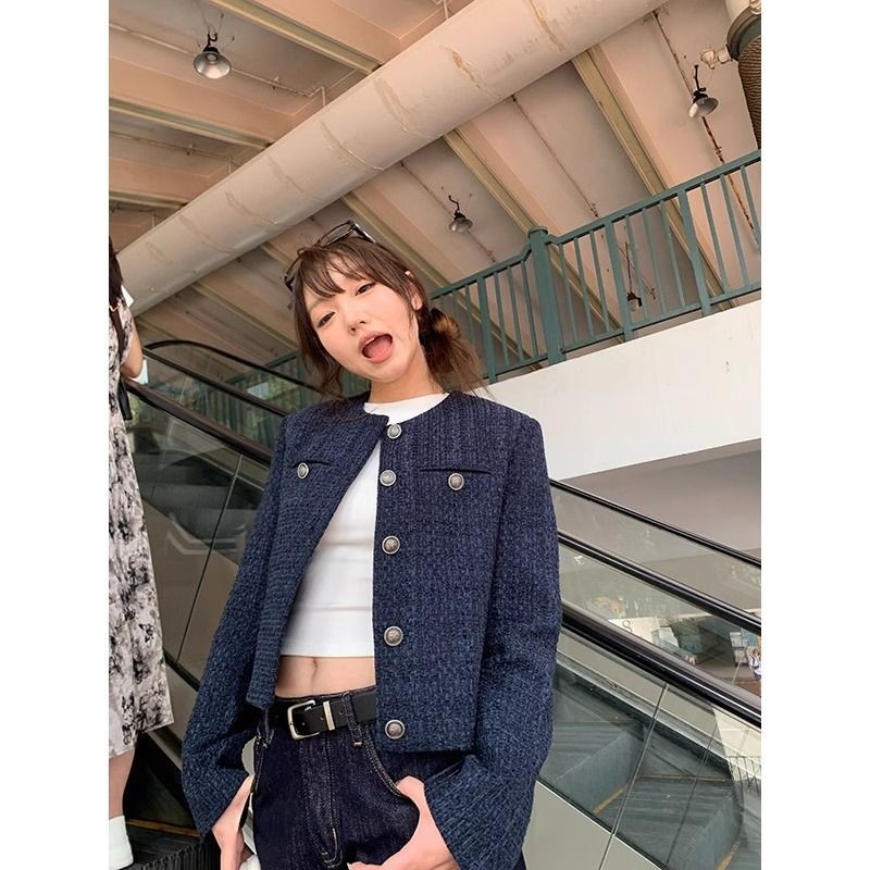 เสื้อแจ็คเก็ตกลิ่นหอมสั้นสีกรมท่าสไตล์ใหม่ 2024 ฤดูใบไม้ร่วงเดี่ยวแถว Retro High-End อารมณ์ลําลองหลวมเสื้อแขนยาว