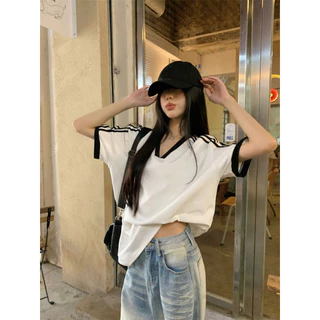 cherryshop🍒พร้อมส่ง เสื้อยืดผู้หญิง เสื้อยืดขาวแฟชั่น แขนสั้นคอวี ลําลองหลวม ๆ ย้อนยุค สไตล์เกาหลี