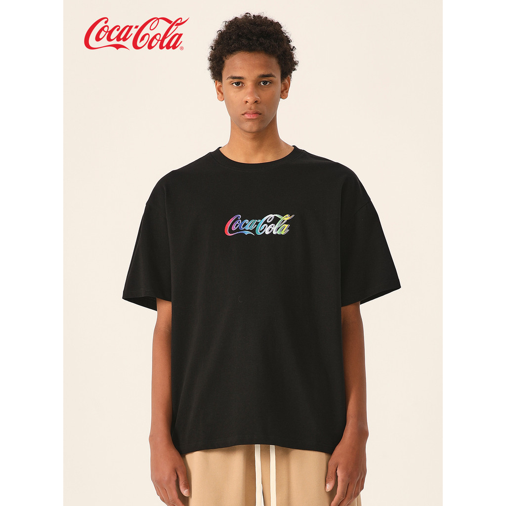 Coca-Cola/Coca-Cola เสื้อยืดแขนสั้นผู้ชาย American Gradient Letter พิมพ์ Bottoming เสื้อ