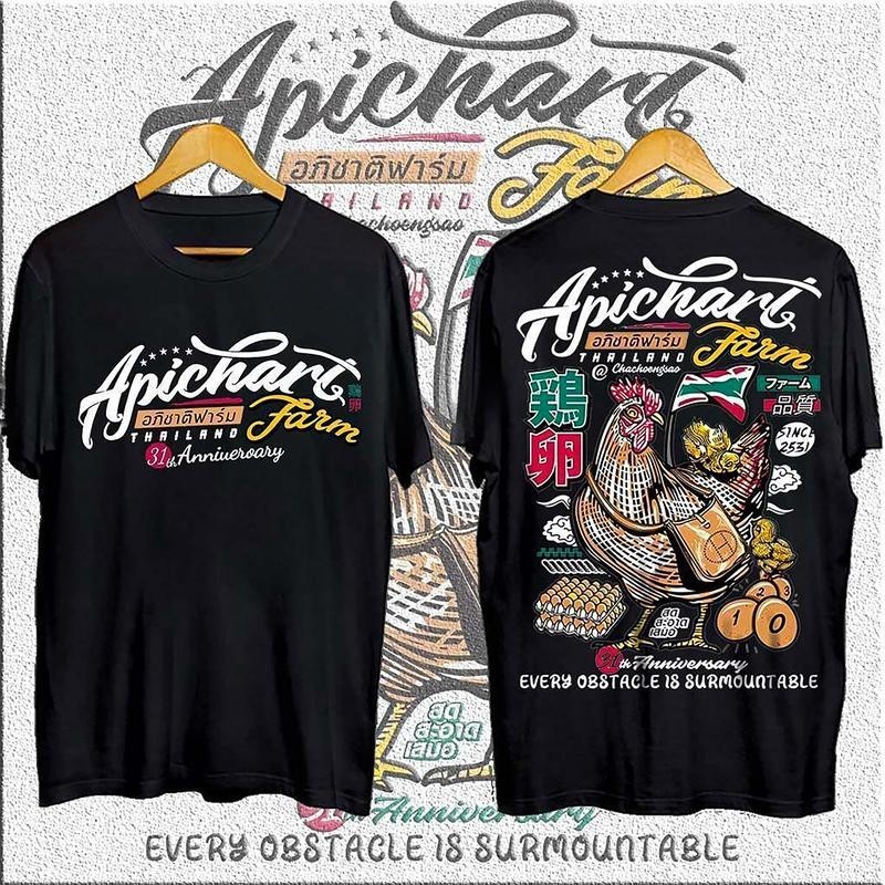 เสื้อยืดธีมฟาร์ม Apichart Farm 31st Anniversary Cock Elements สไตล์วัฒนธรรมไทย ผ้าฝ้าย 100% รุ่นหลวม