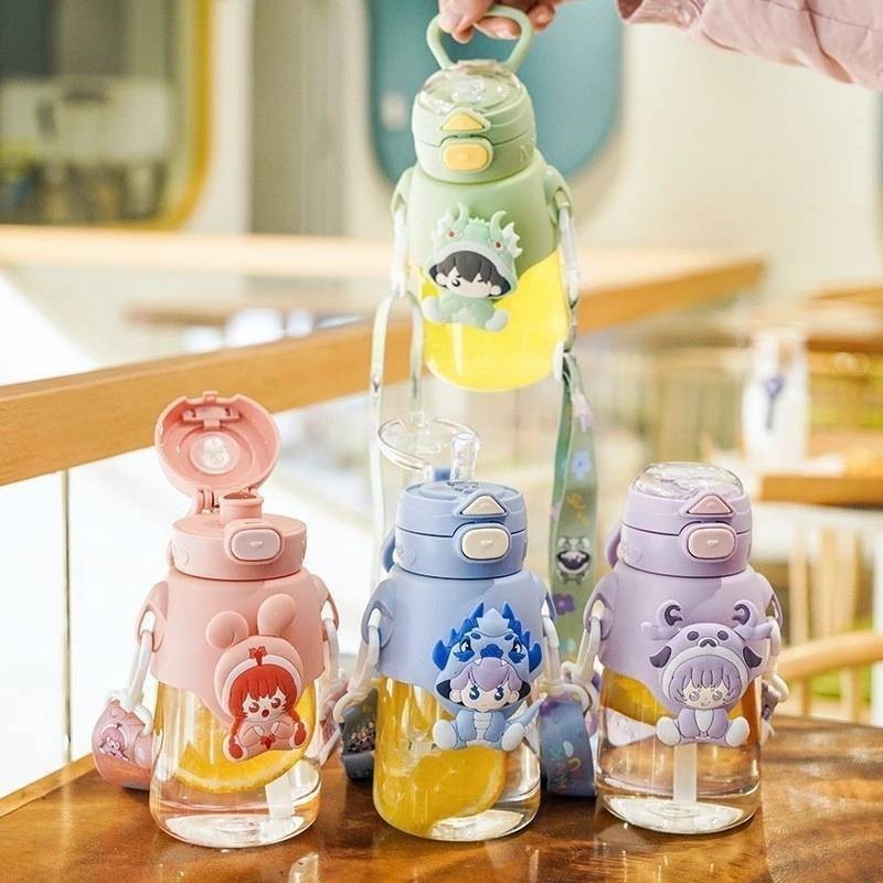 กระติกน้ำ ลายน่ารัก สีสันสดใส พร้อมฝาครอบกันรั่วมีสายคล้อง น้ำหนักเบาพกพาสะดวก NEW