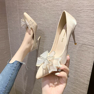 รองเท้าส้นกริชผู้หญิงสไตล์เกาหลี หรูหรา และทันสมัย ​​ตกแต่งด้วยโบว์คริสตัล ระดับไฮเอนด์ และสง่างาม