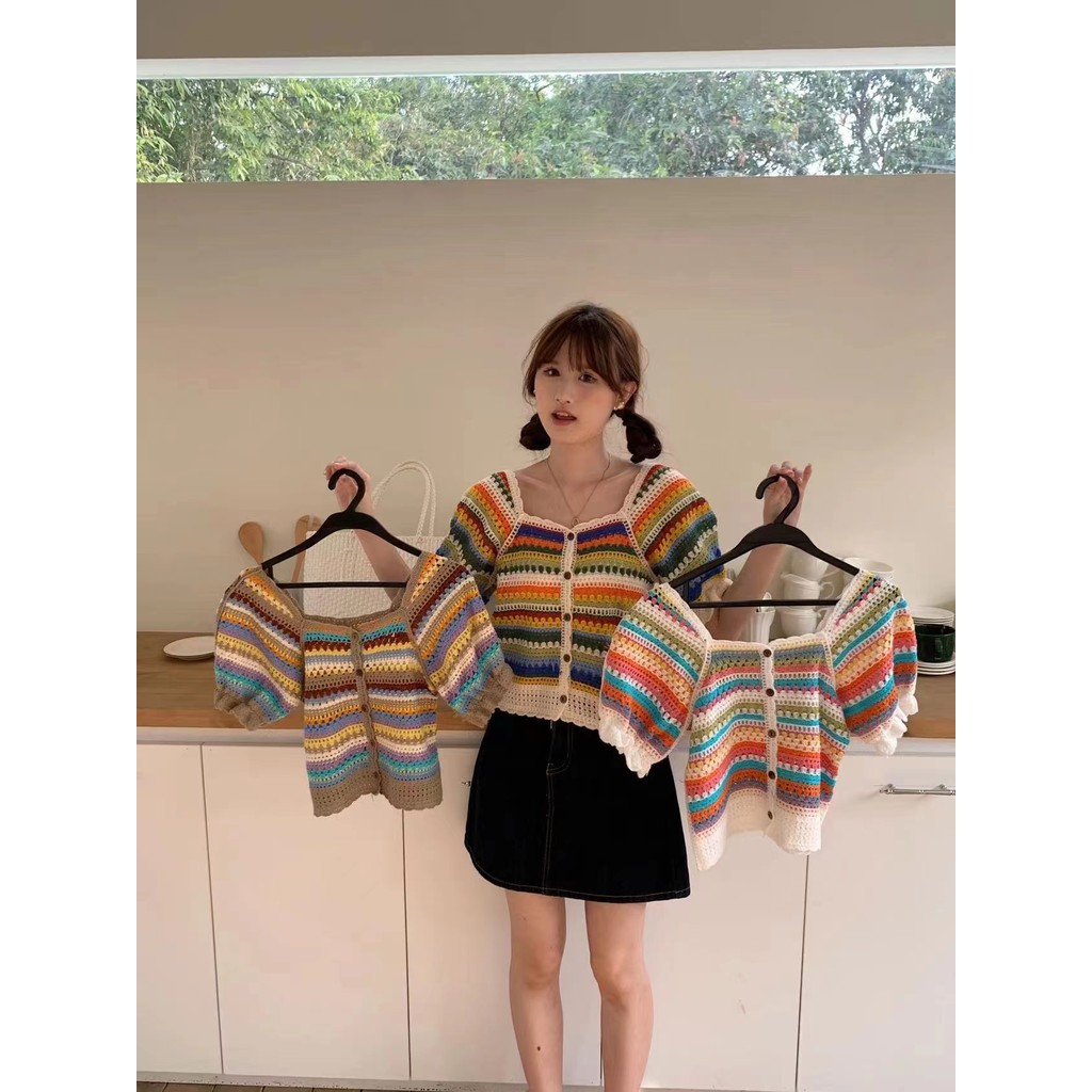 เสื้อแขนสั้นคอเหลี่ยมลายทางสีสันสดใสเสื้อคาร์ดิแกนถักแบบสั้นกระดุมแถวเดียวใส่แล้วดูผอมเพรียวรุ่นใหม่ฤดูร้อนสำหรับผู้หญิง