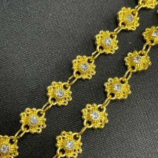 สร้อยสังวาลย์ สีทอง ประดับพลอยสีต่างๆ สวมใส่กับชุดไทย