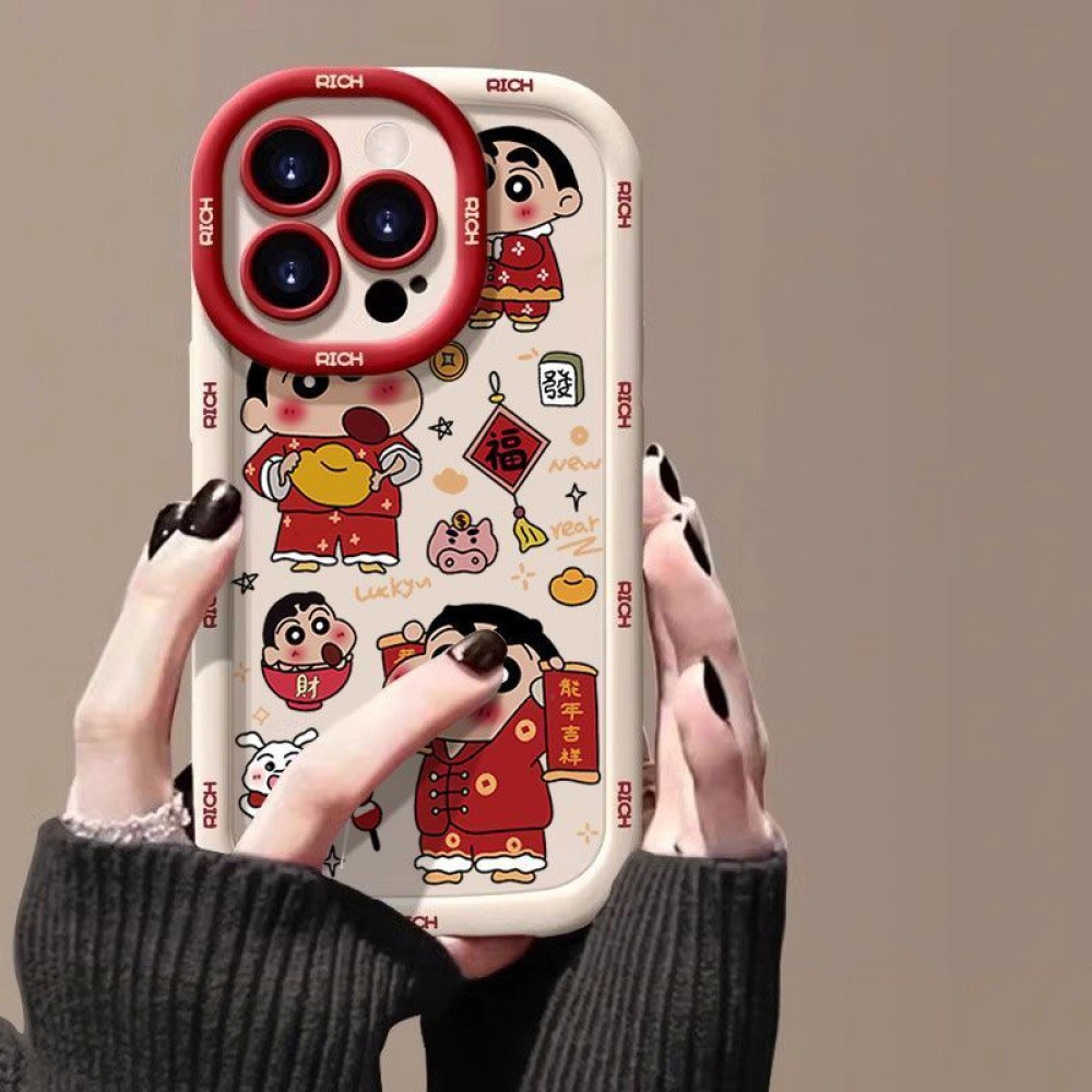 ชินจังส่งเคสโทรศัพท์โชคลาภสําหรับ iPhone 16/15/14/13/12/X/7/11/Plus/pro Max รวมทุกอย่างซิลิโคนฝ้านุ่มทนทานเคสป้องกันพัฟป้องกันการล่มสลาย