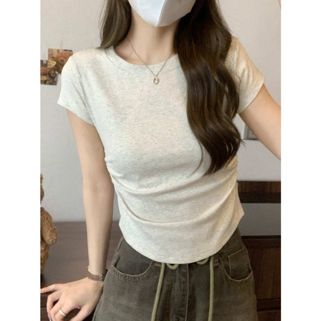 จัดส่งทันที✨เสื้อยืดผู้หญิง ผ้ายืดรูปทรงสวย ด้านข้างออกแบบจีบ ย้อนยุค แขนสั้นคอกลม เสื้อแฟชั่น-T249 - รูปที่ 4