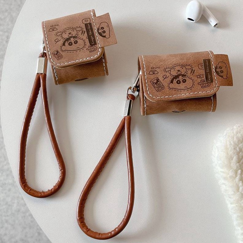 หูฟังสําหรับ Airpods Pro 2 4 3 1 การ์ตูน Crayon Shin-Chan สีน้ําตาล PU หนังกันกระแทกหูฟังไร้สายชุดหูฟังฝาครอบป้องกันกระเป๋าเชลล์พร้อมสายรัดป้องกันการสูญหาย
