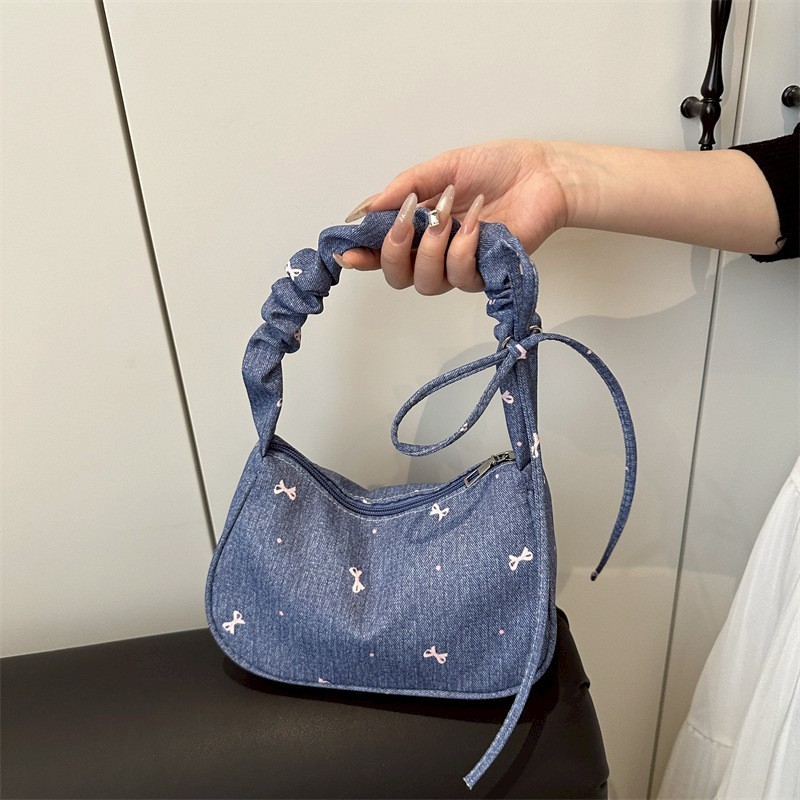 Lenira (B2434) กระเป๋าถือสะพายไหล่ลายยีนส์ดอกไม้+โบว์ใบเล็ก ปรับสายย่นน่ารัก - รูปที่ 3