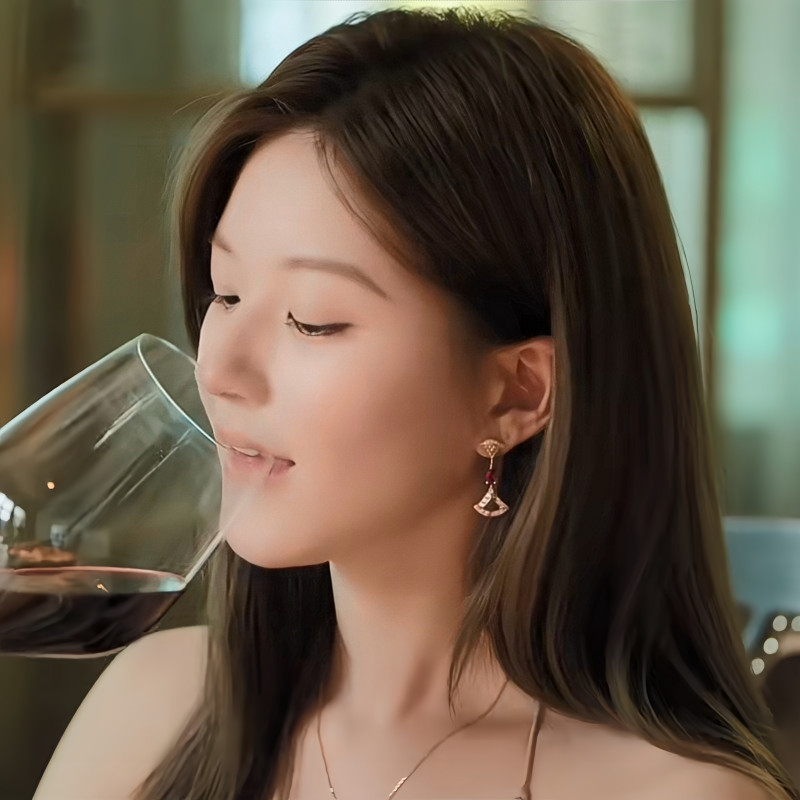 ต่างหู Zhao Lusi Xuyan สไตล์ไม่สมมาตร ดีไซน์เก๋ เข็มเงินพราวVF3V