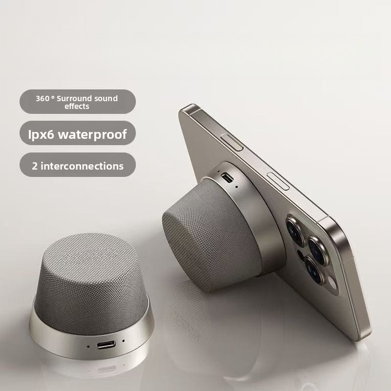 ลําโพงบลูทูธแม่เหล็กขนาดเล็กพร้อมขาตั้งโทรศัพท์ กล่องเสียงไร้สายแบบพกพาออกแบบความงามสูงสําหรับโต๊ะการเดินทางและของขวัญใช