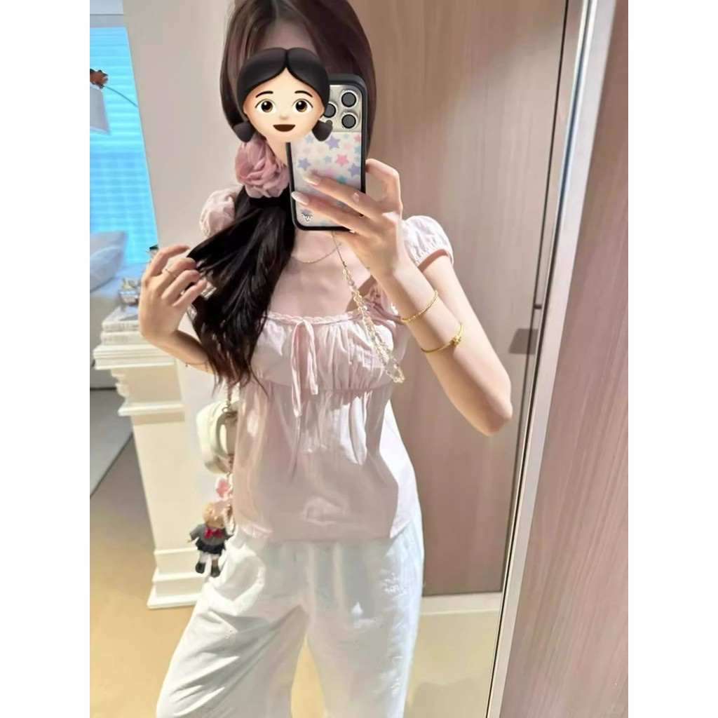 เสื้อผู้หญิงทรงฝรั่งเศสสีชมพูอ่อน ไหล่เดียว คอสแควร์ สำหรับหน้าร้อน ดีไซน์เบาๆ หวานๆ แมทซ์ได้ทั้งกระโปรงและกางเกงยีนส์