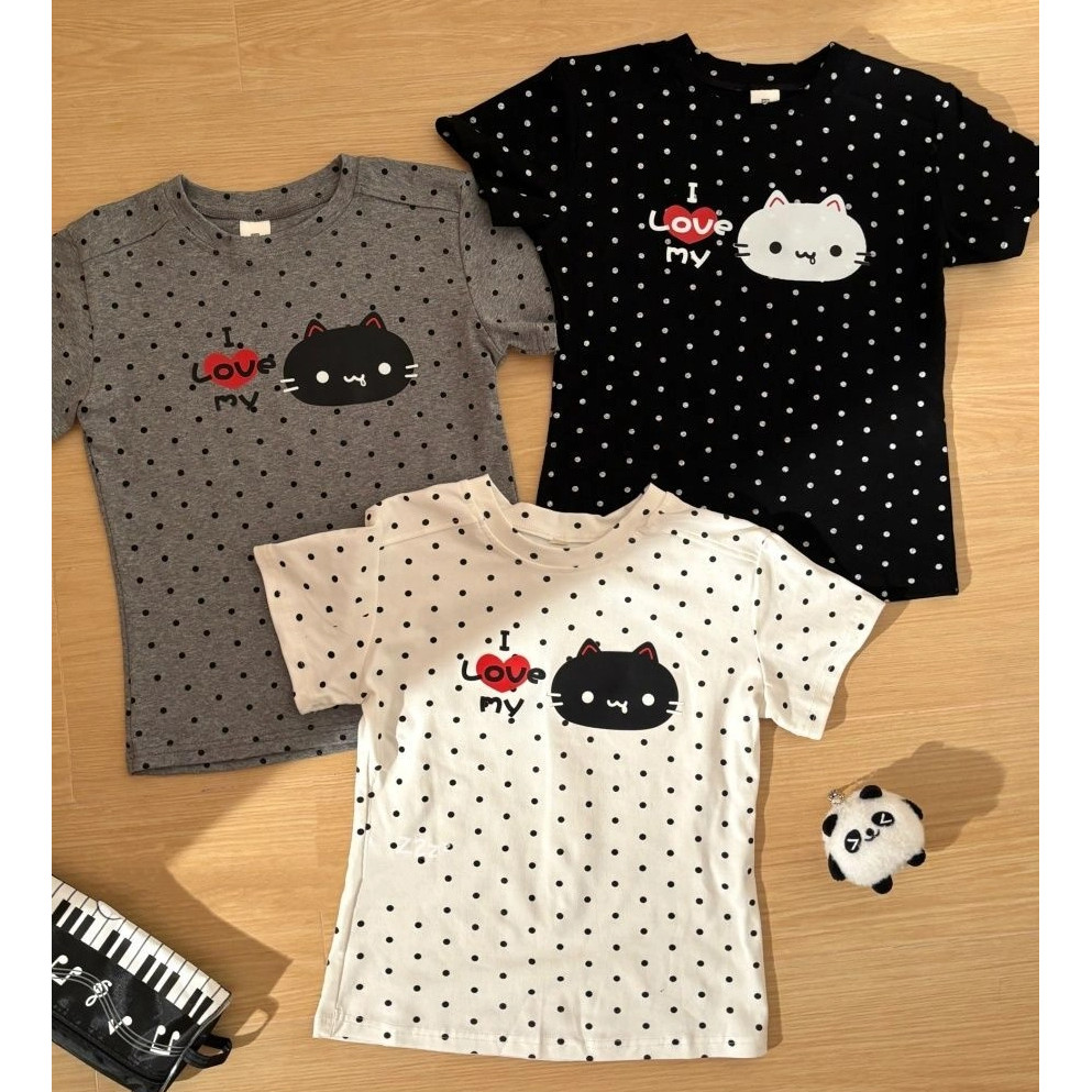 เสื้อยืดน่ารักแขนสั้น พิมพ์ลายจุดเหมียว ไซส์พอดีตัวสำหรับผู้หญิง