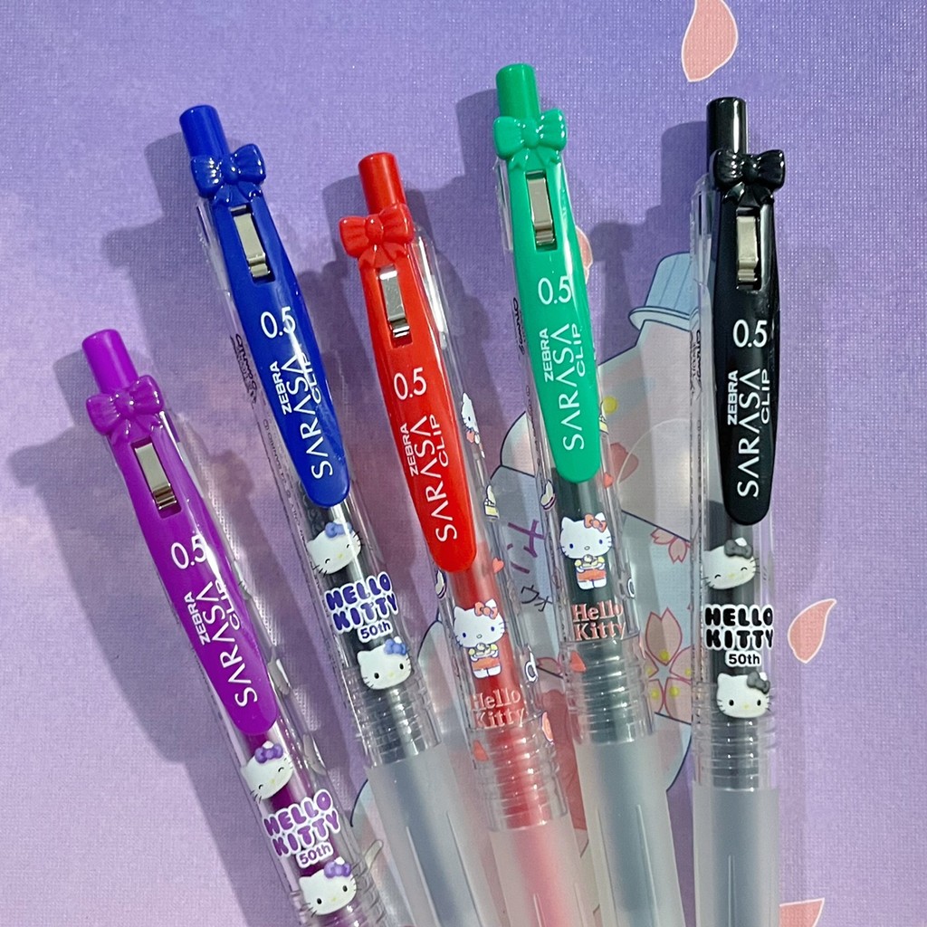 ปากกาเจลกด ZEBRA ร่วมมือ Sanrio ลิมิเต็ดฉลองครบ50ปี Hello Kitty ดีไซน์ลายKTน่ารัก หมึกสูตรแห้งเร็วลื่นไหลไม่ติดขัด ขนาด0.5mm ของแท้ญี่ปุ่นJJ15 เหมาะนักเรียนสอบ ทำโจทย์ จดบันทึกและสะสมคอลเลกชัน