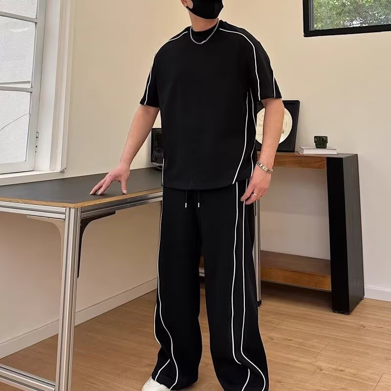 ชุดกีฬาลำลองผู้ชาย สไตล์เรียบง่าย ทันสมัย เหมาะสำหรับการแข่งขันและสวมใส่ในวันสบาย ๆ