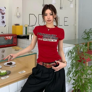 เสื้อยืดสวยๆผู้หญิง เสื้อผ้า เสื้อรัดรูปสีแดงแขนสั้นพิมพ์ลายตัวอักษรสไตล์อเมริกันย้อนยุค