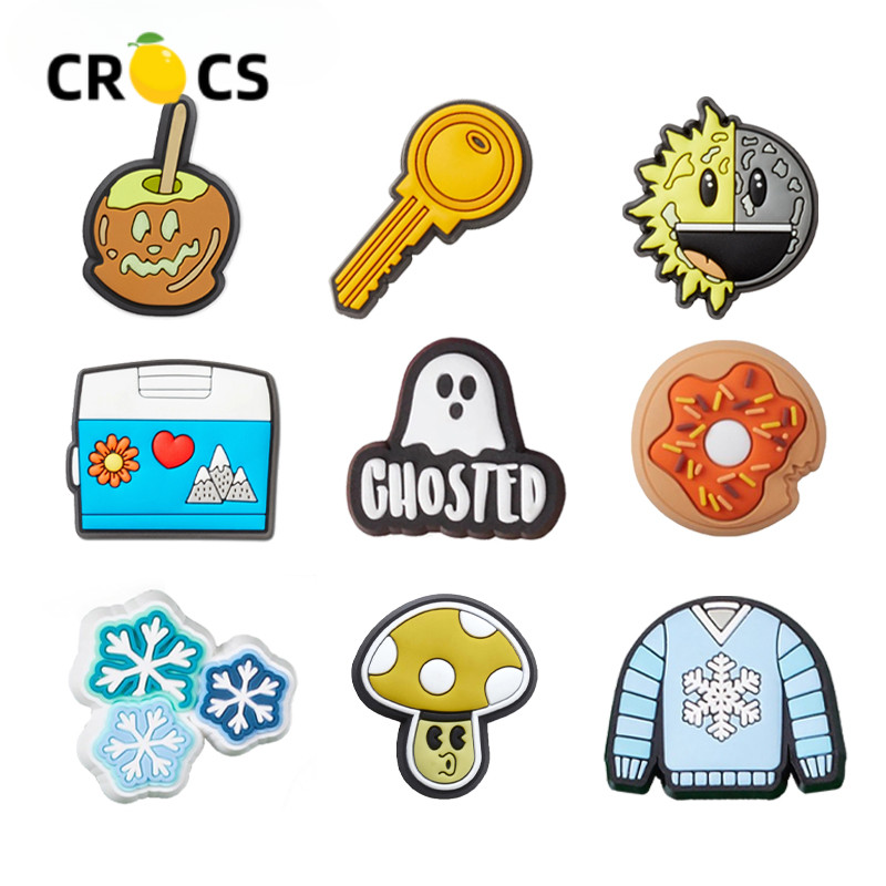 Jibbitz Crocs Charms รองเท้ารูสไตล์ใหม่อุปกรณ์ดอกไม้ diy รองเท้าหัวเข็มขัดอุปกรณ์เสริม Crocs Charms Crocs Charms ตุ๊กตาบาร์บี้ตกแต่งหัวเข็มขัด