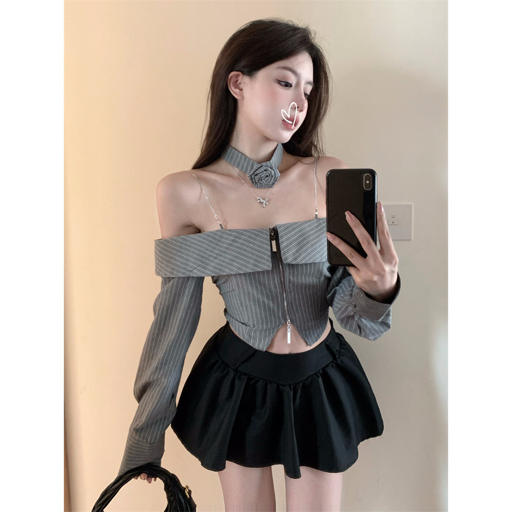 เสื้อเชิ้ตผู้หญิงเรียบหรูฤดูใบไม้ผลิและฤดูใบไม้ร่วงสาวฮอตที่มีสะดือลายทางไหล่ข้างเดียวสไตล์ฝรั่งเศส2024ปีทรงเข้ารูปสั้นแขนยาว qoda