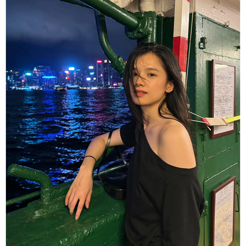 GAKKI เสื้อยืดแขนสั้นเปิดไหล่สำหรับผู้หญิงในฤดูร้อน ดีไซน์เฉพาะตัว เสื้อเปิดไหล่หลวมๆ รุ่น GGYF-02#