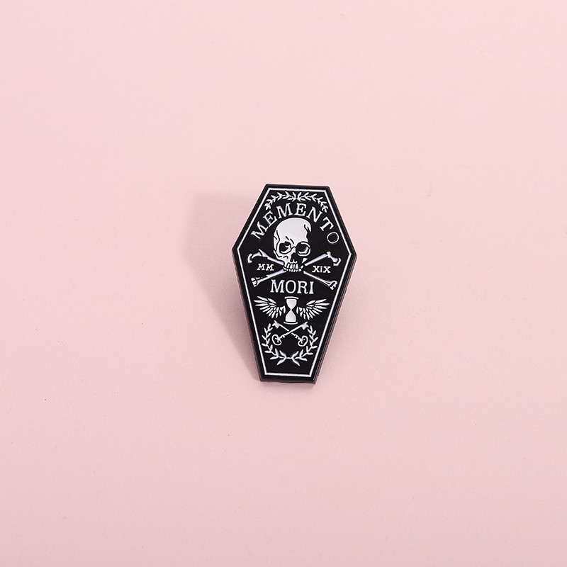 Memento Mori Skull-รูปเข็มกลัดเคลือบส่วนบุคคลRetro Gothic CoffinโลหะPinกระเป๋าเป้สะพายหลังอุปกรณ์เสริมของขวัญสําหรับเพื่อน