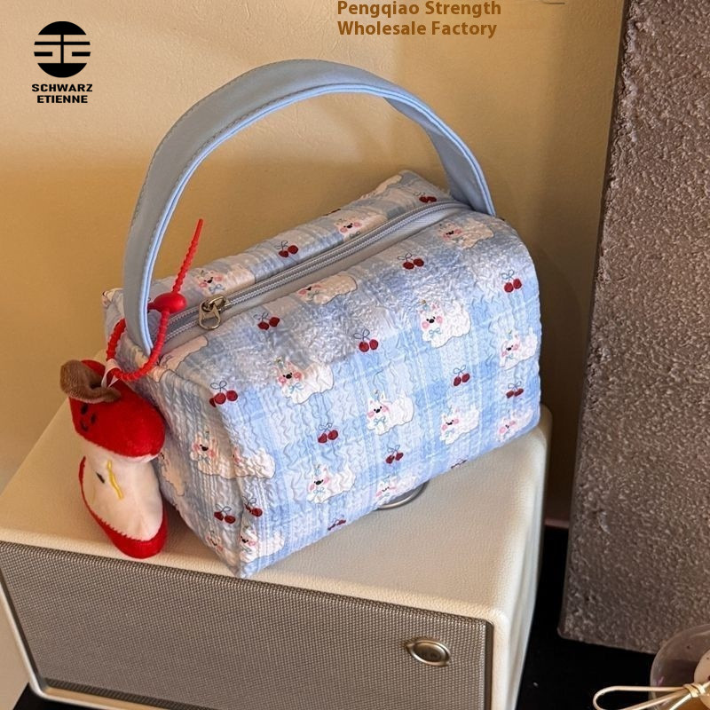 กระเป๋าเดินทางสำหรับเครื่องสำอาง ยี่ห้อ Chavaz Nirun ทรงหรู มีพื้นที่เก็บของมาก พิมพ์ลายสวยงาม และมี