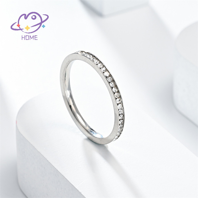 [mayhome] แฟชั่นเรียบง่ายสวยงามฝังแหวนเพชรสแตนเลสแหวนนิ้วเงาสําหรับผู้หญิงผู้ชายแหวนคู่แสง {TH}
