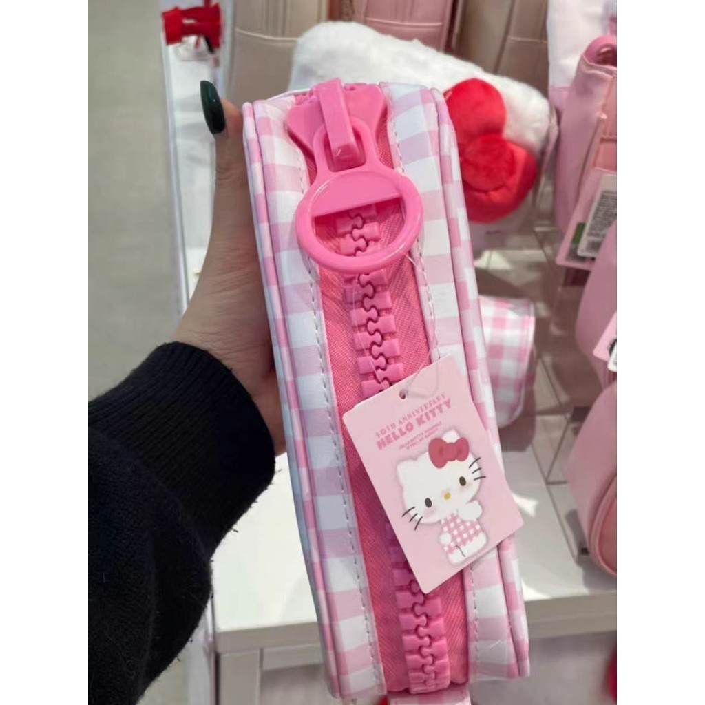 Hellokitty กล่องดินสอ 2024 MINISO ซิป HelloHKitty ครบรอบ 50 ปี สินค้าใหม่ กล่องดินสอ เครื่องเขียน กระเป๋าตุ๊กตา ที่เก็บ VQRE