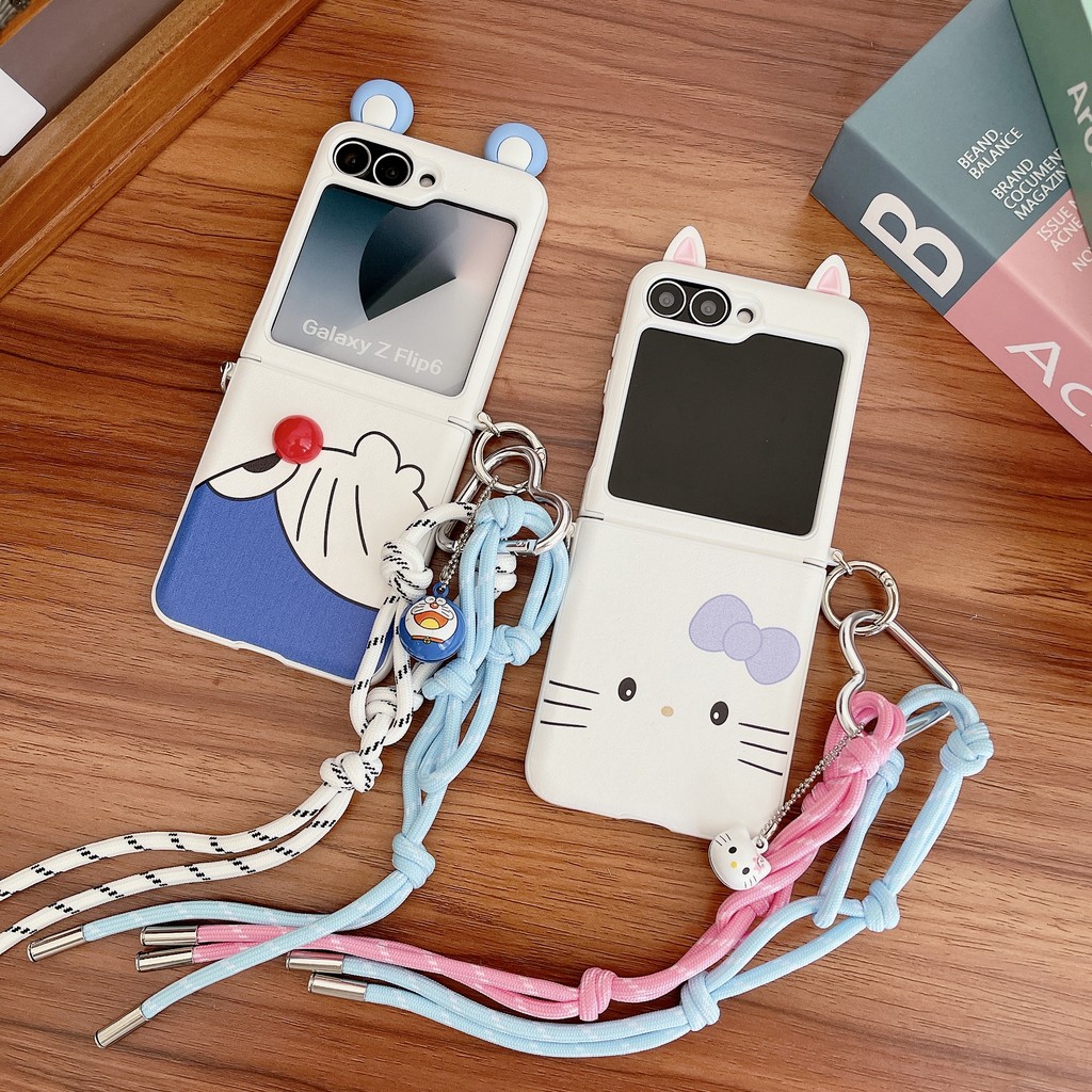 Samsung Galaxy Z Flip 6 Flip5 เคสหนังเชื่อมต่อหูการ์ตูนน่ารักโดราเอมอน hello Kitty เต็มหน้าจอพร้อมสายโซ่เคส Samsung Galaxy Z Flip 3 Flip4 โทรศัพท์ความคิดสร้างสรรค์ฝาครอบ