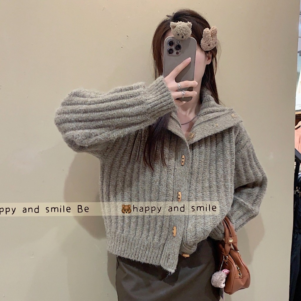 เสื้อสเวตเตอร์กระดุมฮอร์นแบบใหม่สไตล์เกาหลีสำหรับผู้หญิงเสื้อถักแขนยาวทรงหลวมสำหรับฤดูใบไม้ร่วงที่อ่อนนุ่มและหนาขึ้น