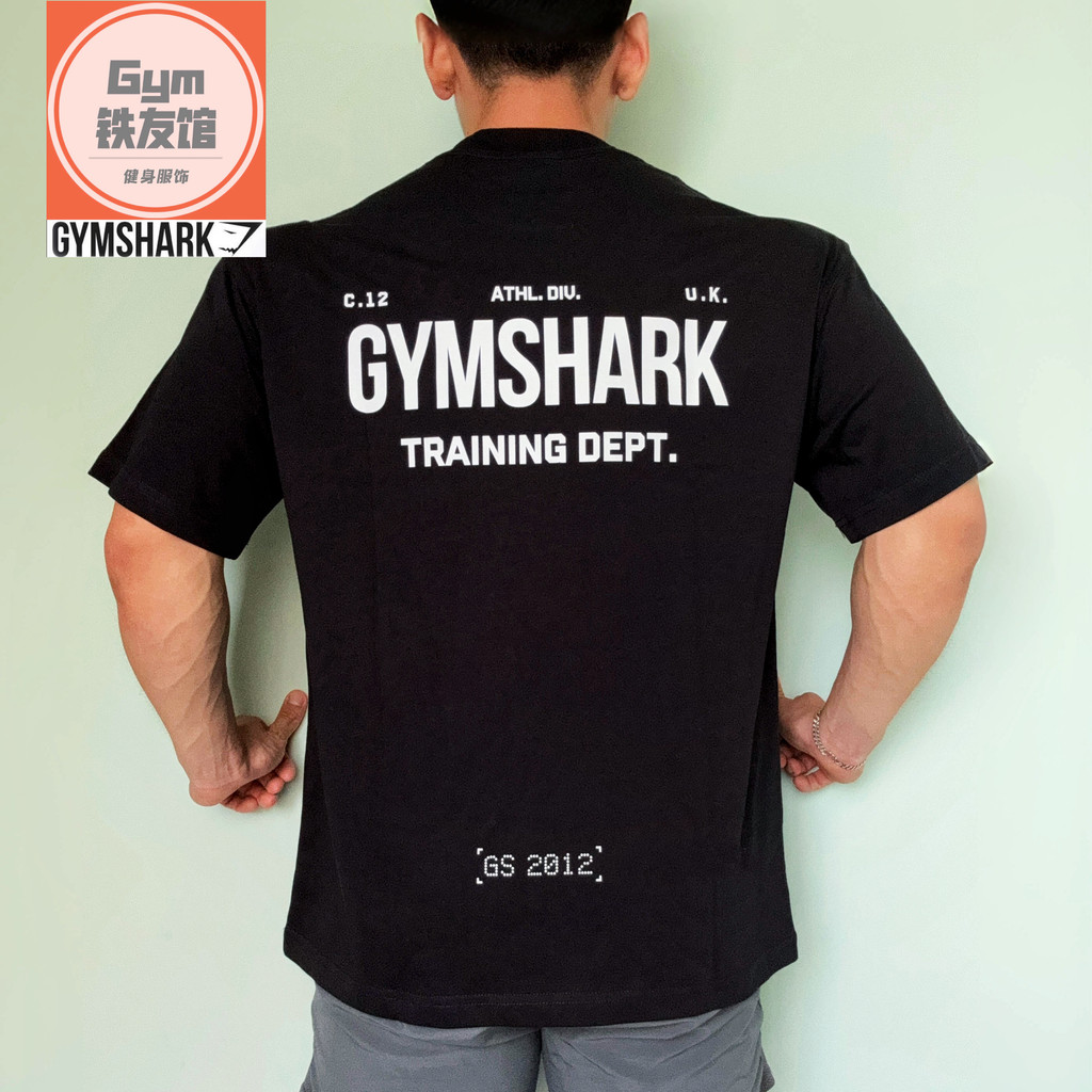 ใหม่ GYNSHARK TRAINING DEPARTMENT กีฬาฟิตเนสแขนสั้น ins ผู้ชายและผู้หญิงสบายๆหลวมผ้าฝ้าย 100% เสื้อยืดคุณภาพสูง 0930