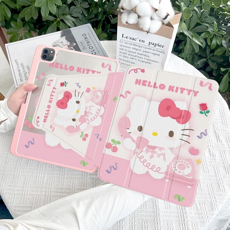 720° เคส iPad หมุนได้พร้อมช่องเสียบปากการับสายโทรศัพท์เชอร์รี่ Hello Kitty อะคริลิค Backboard Pro11 Gen10 Gen9 Gen8 Gen7 10.2 นิ้ว Gen6 Gen5 Air6 Air5 Air4 Air3 Air2 ฝาครอบ iPad หมุนได้
