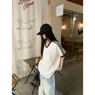 cherryshop🍒พร้อมส่ง เสื้อยืดผู้หญิง เสื้อยืดขาวแฟชั่น แขนสั้นคอวี ลําลองหลวม ๆ ย้อนยุค สไตล์เกาหลี