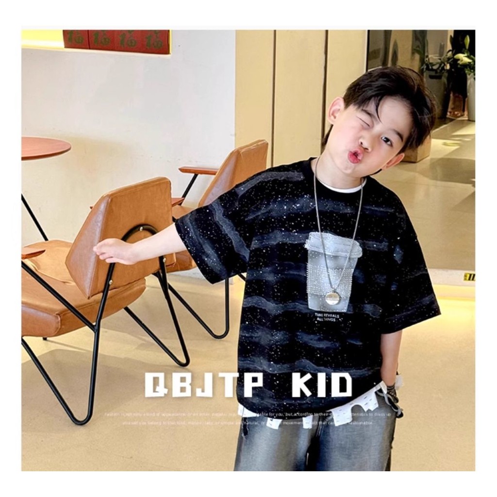 เสื้อยืดแขนสั้นเด็กชายปักเลื่อมฤดูร้อนลายเด็กหล่อมัดย้อม