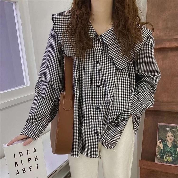 Chili Koko เสื้อเชิ้ตลายสก็อตคอระบาย เสื้อเชิ้ตแขนยาวลายสก็อตสีดำสไตล์เรโทรสำหรับผู้หญิง ปกตุ๊กตา 99130