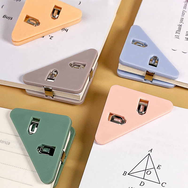 5 ชิ้นที่มีสีสันโปร่งใสสามเหลี่ยมคลิปพลาสติกมัลติฟังก์ชั่กระดาษมุมคลิป