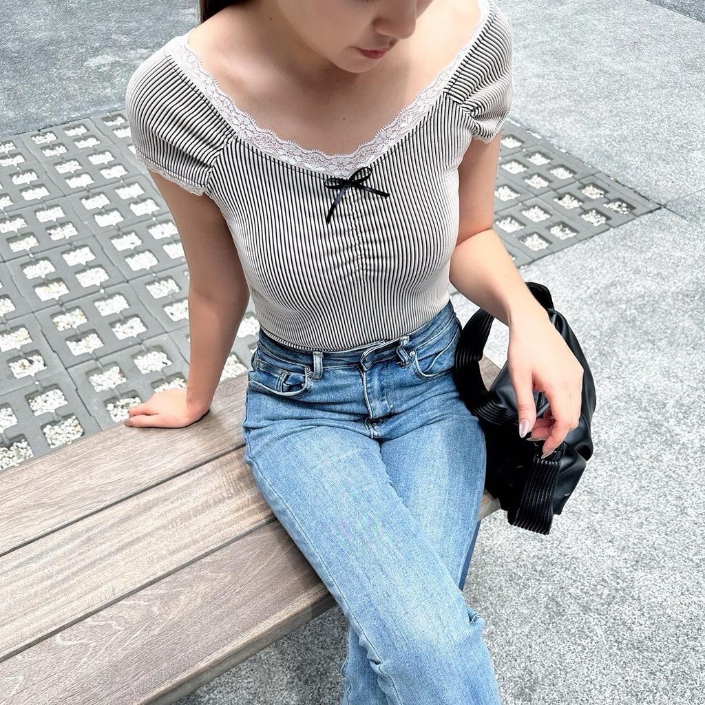 Lilly Top | เสื้อปาดไหล่ลายริ้วแต่งขอบลูกไม้ สวย คุณหนูมากก